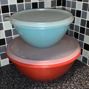 Two-piece vintage Tupperware bowl lot with lids